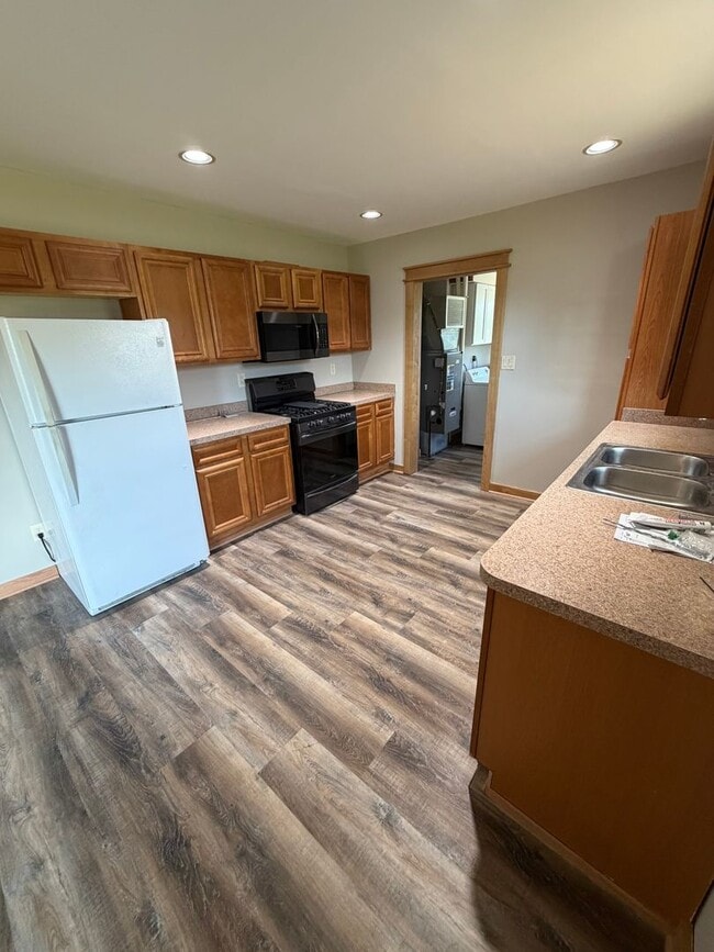Photo - AVAILABLE Immediately - 2 Bedroom, 1 Bath Huge Yard