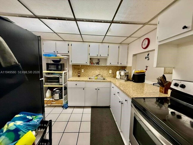 Building Photo - 303 NE 187th St Unit 725