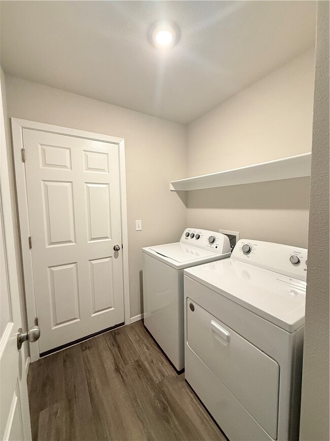 Photo - 831 Fairlane St