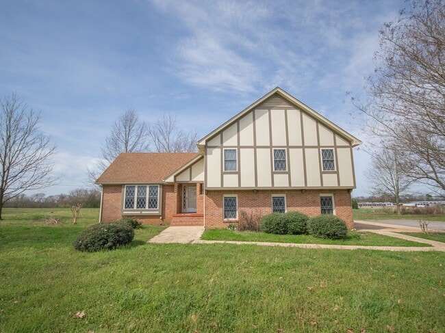 Building Photo - Beautiful Home in Athens City near Buc-ees!
