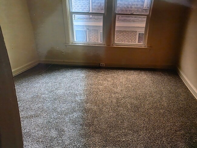 Building Photo - 735 E Mitchell Ave Unit 2nd floor