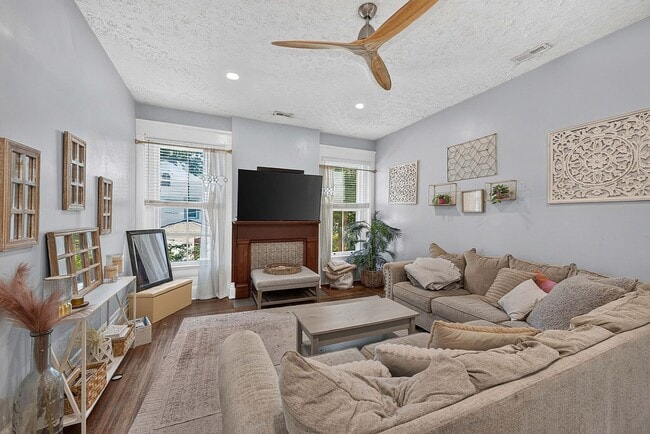 5618 Whitney Pl Unit 4