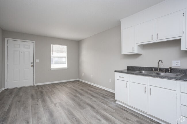 1BR, 1BA - 600SF - Stonehenge Apt