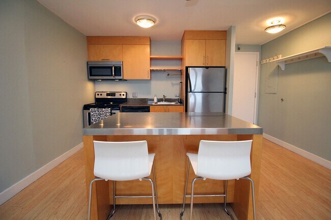 Photo - VIEW VIEW VIEW! Spacious Downtown 1 Bed Co... Unit 9G