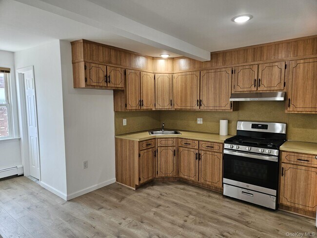 Photo - 480 Westbury Ave