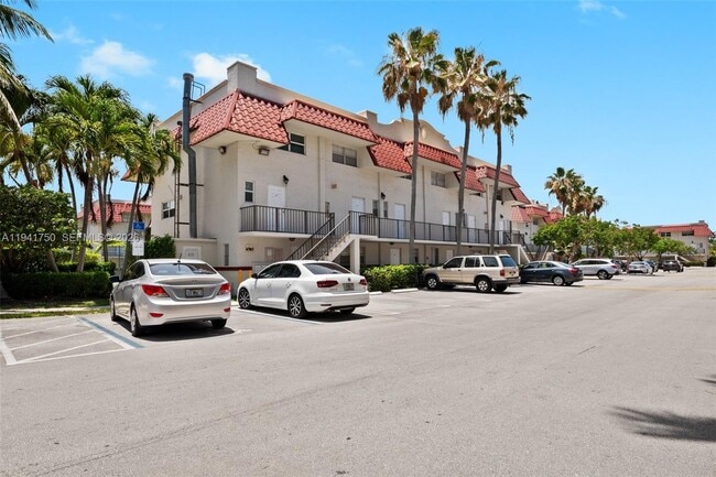 Building Photo - 6703 N Kendall Dr Unit 406