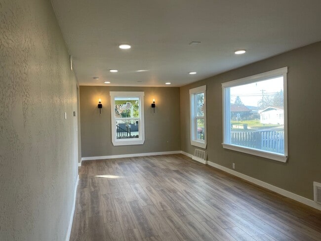 Photo - Newly Remodeled 2 Bedroom 1 Bathroom Home***A MUST SEE HOME***