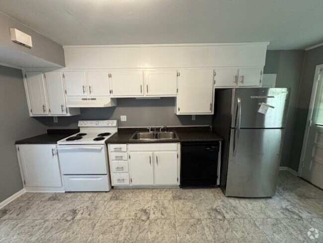 Building Photo - MOVE IN READY!!! LawnCare Services Provide... Rental