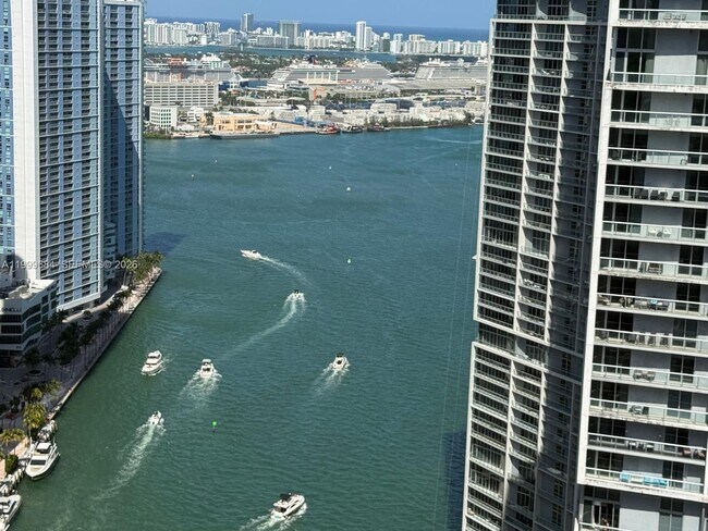 Building Photo - 77 SE 5th St Unit 4214