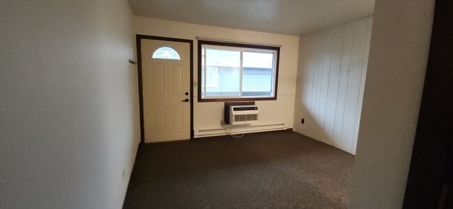 Building Photo - 625 9th St N