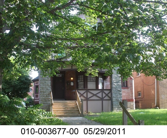 Building Photo - 7 Bedroom 3 bath House Email Amber@osulive...