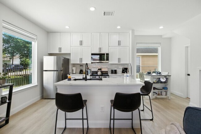 Photo - 3902 McKinley St Unit B room 3