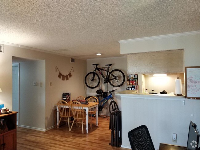Building Photo - 1527 Lincoln Way Unit 103 Rental