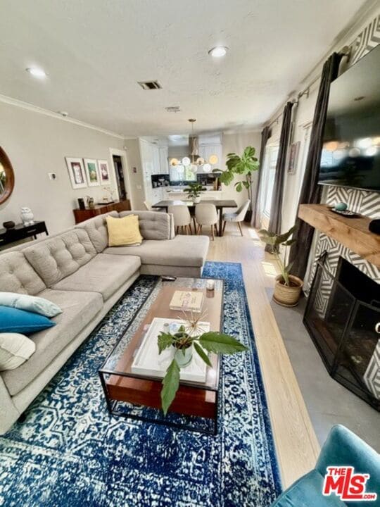 1202 N Poinsettia Pl