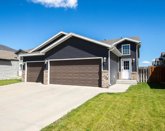 Gorgeous 4 Bed, 2 Bath Home in South Fargo - Gorgeous 4 Bed, 2 Bath Home in South Fargo