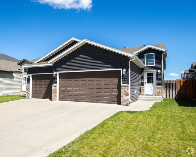 Building Photo - Gorgeous 4 Bed, 2 Bath Home in South Fargo