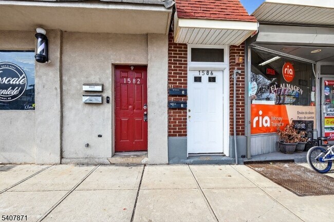 Photo - 1582 Irving St