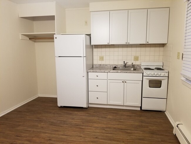 Photo - Efficiency within Walking Distance to UIHC, on second floor, available by 12/19/2025 Unit 1015-66