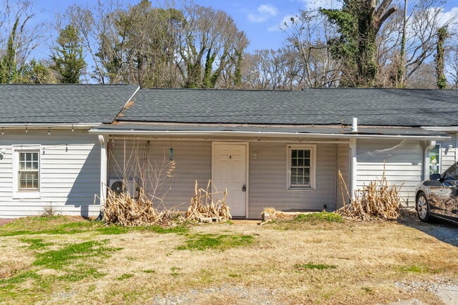 Building Photo - 1BR/1BA Triplex apartment home, move-in ready near downtown Spartanburg.... $750/mo** Unit B