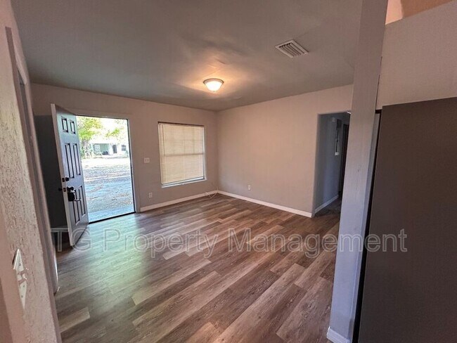 Photo - 1648 Loyola Dr N