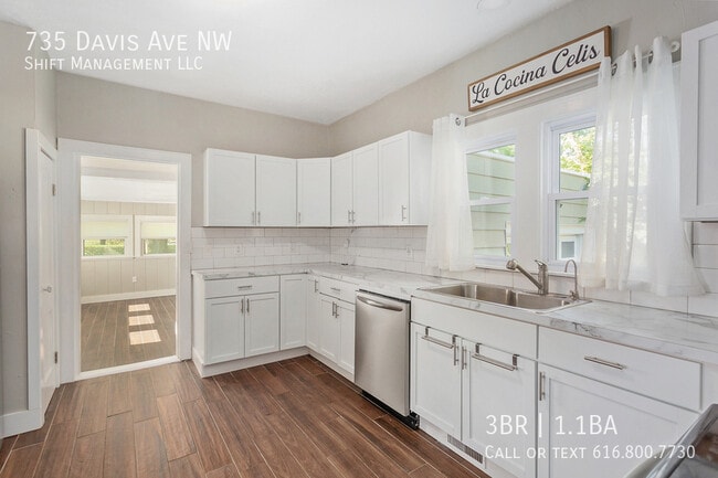 Photo - 735 Davis Ave NW