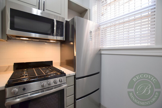 Photo - 1517 W Sherwin Ave Apartments