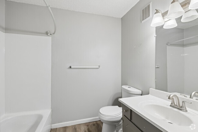 2BR, 1BA - 944SF - Bathroom