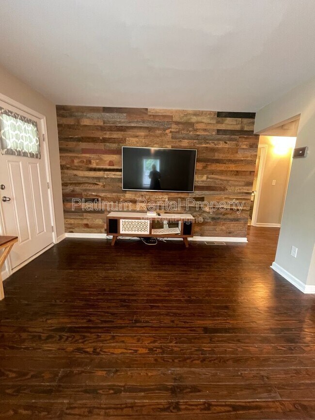 Photo - 2706 White Oak Dr