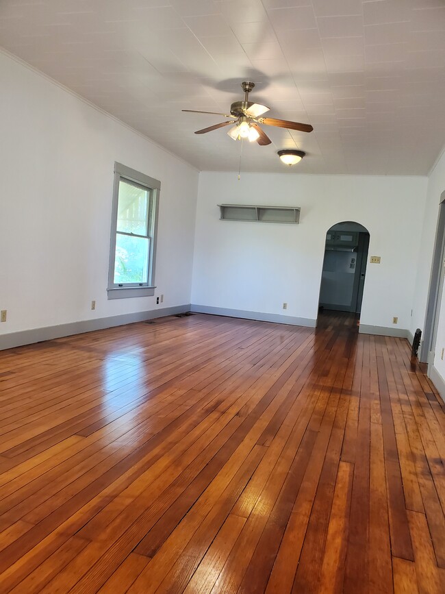 Photo - 729 Blunt St