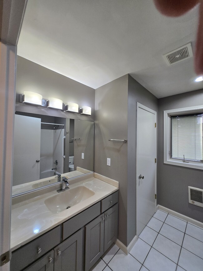Building Photo - 490 Ellefson St Unit 490 Rental