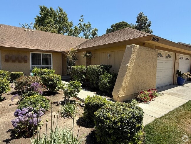Building Photo - A Coronado Home on the 17th Hole