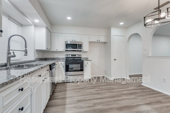 Photo - 2308 W Oakdale Rd