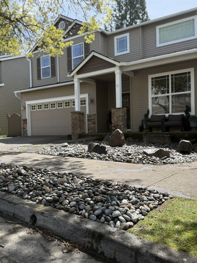 Building Photo - * FULLY FURNISHED * -3 levels, 7 bedrooms , lower level apartment with separate entrance *Home ba...