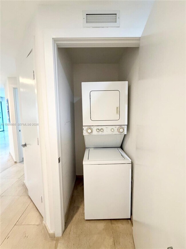 Photo - 1050 Brickell Ave Unidad 2420