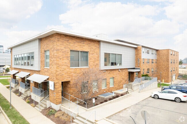 Photo - 301 S Livingston St