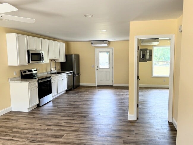 Newly Remodeled Kitchen - Fox Run Apartments - 963