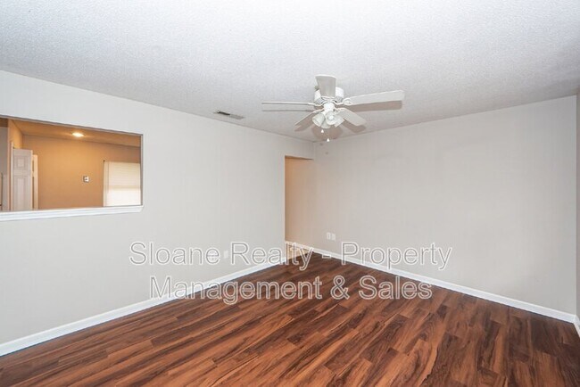 Photo - 207 Tupperway Dr