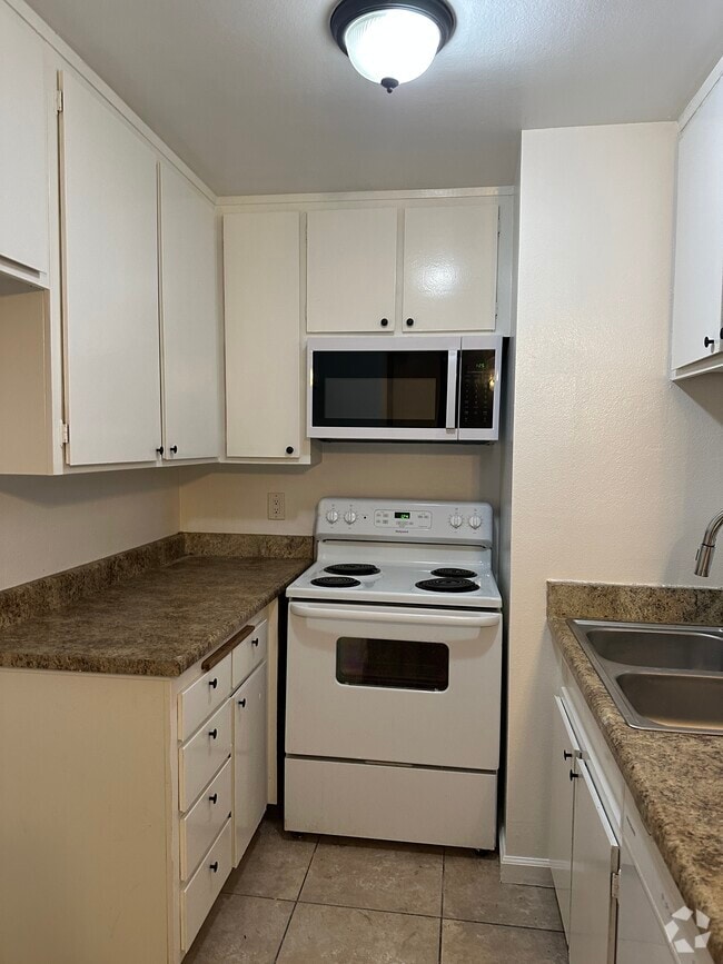 Building Photo - 3565 Linden Ave Unit 110 Rental