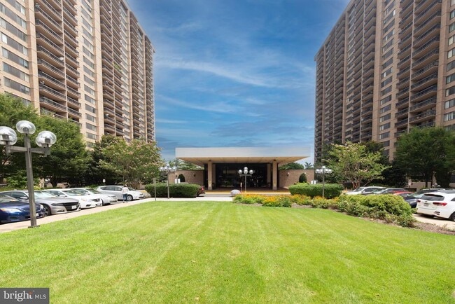 Building Photo - 3705 S George Mason Dr Unit 102-S Rental
