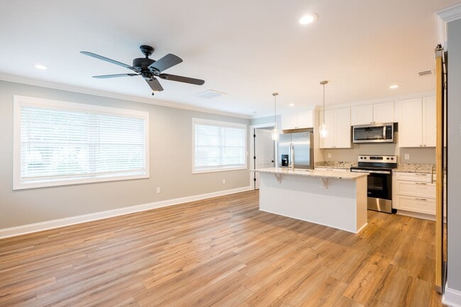 Building Photo - 1201 N Oak St Rental