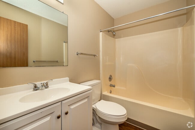 2BR, 1.5BA - 960SF - Bathroom