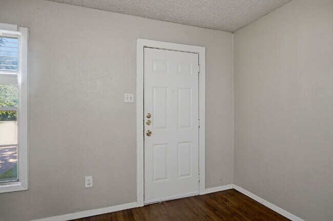 Photo - "Charming 2-Bedroom Duplex in White Settlement!" Unidad B