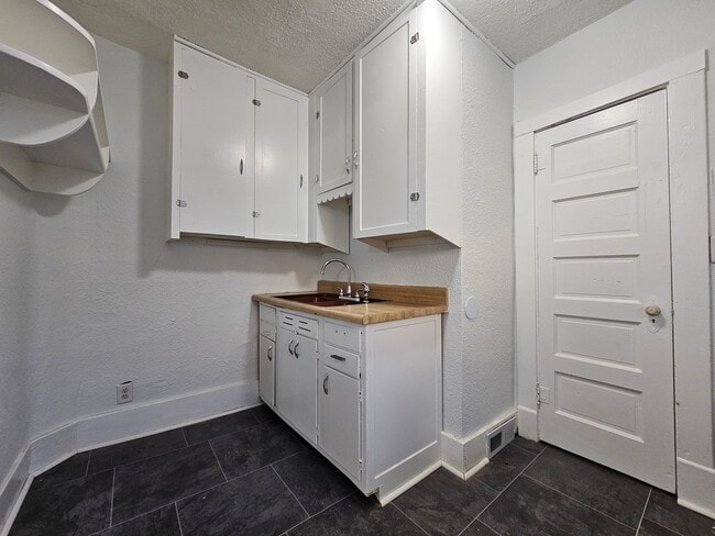 Photo - 515 E 11th St