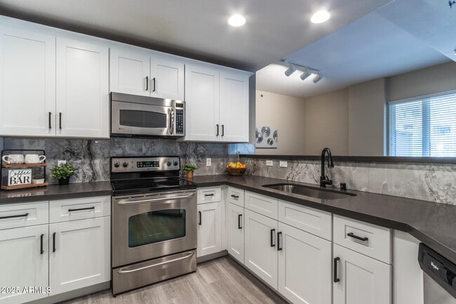 Building Photo - 16 W Encanto Blvd Rental