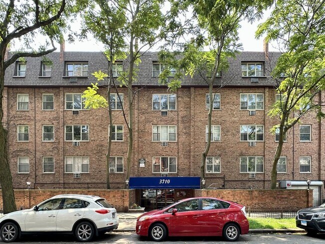 Building Photo - 3710 N Pine Grove Ave Rental