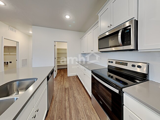 Photo - 981 N Barkvine Ave