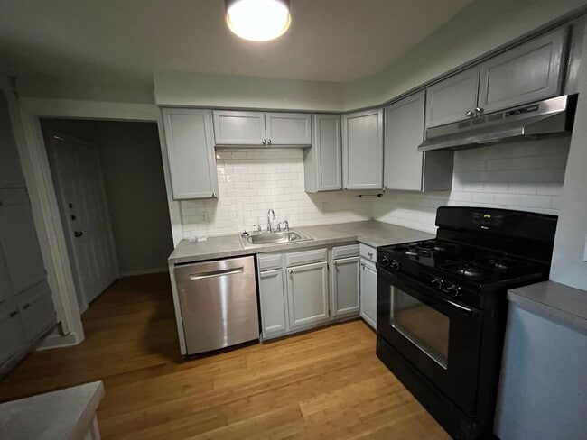 Photo - 1904 E 10th St