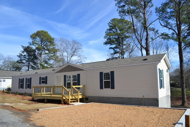 Building Photo - MOVE IN SPECIAL 3BR/2Bth offering Private Lake Access, Open Floor Plan, Pet Friendly