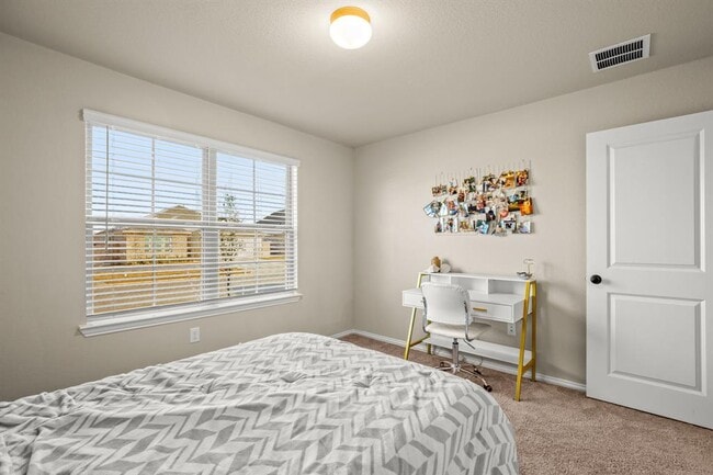 Photo - 143 Periwinkle Ln