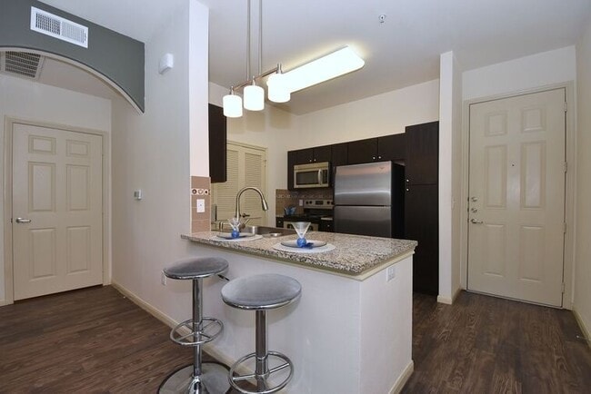 Building Photo - Convenience Meets Comfort in Houston Unit MDGE